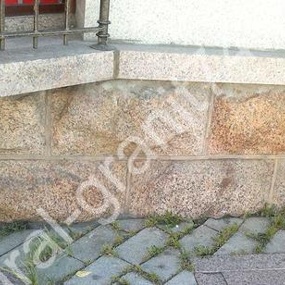 Фасад - скала из Южно-Султаевского гранита