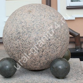 Шар из западно-султаевского гранита, 4 шара (черные) - из гранита габбро-норит