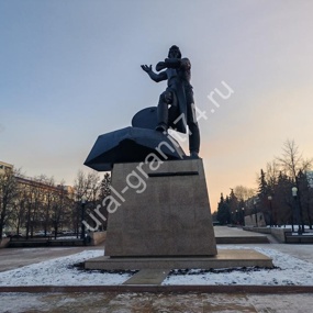 Памятник «Добровольцам-танкистам», г. Челябинск. Полированные плиты